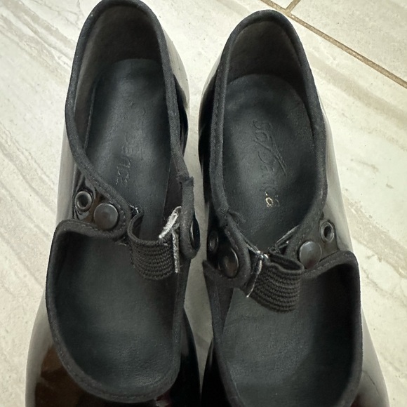 Size 4 Kids Tap Shoes - Picture 2 of 4